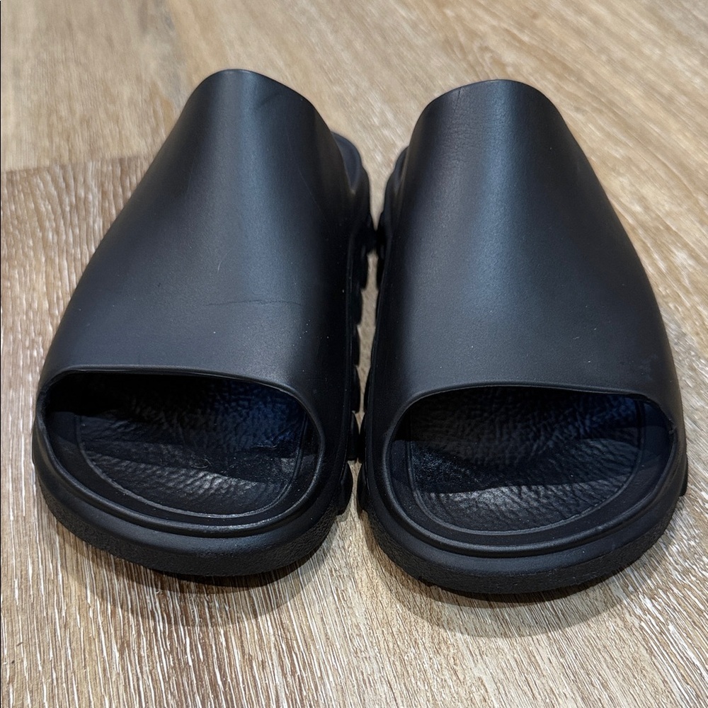 Free Poepple Movement Women’s Black Robber Slip On Sandals Size 35/36 - Picture 3 of 8